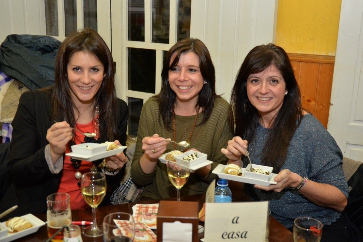 Gente disfrutando de las propuestas gastronómicas de Tapalacón en Cuntis