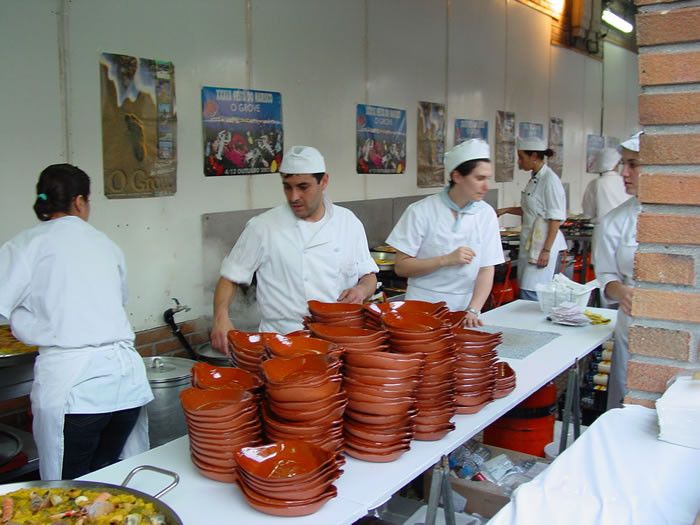 Trabajadores en los mostradores de la Festa do Marisco