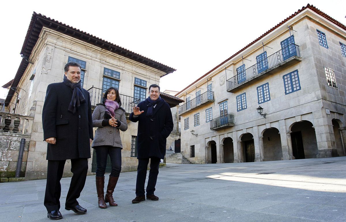 Jacobo Moreira, Ana Isabel Vázquez y Román Rodríguez, del Partido Popular, ante el Museo de Pontevedra