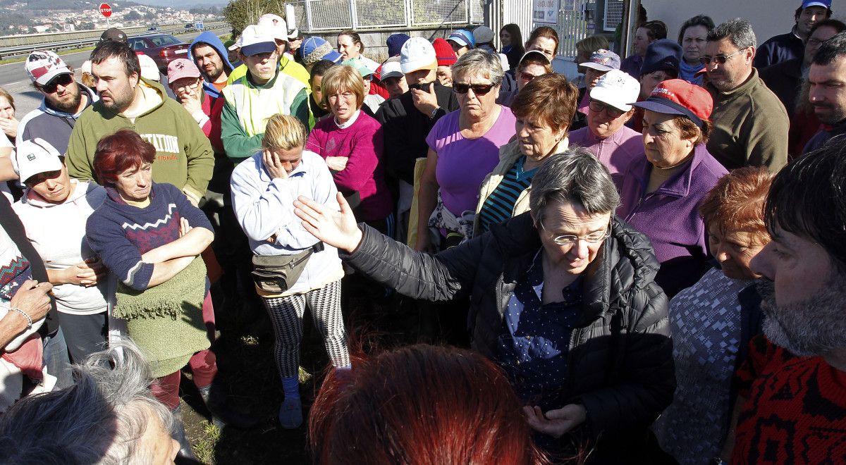 Las mariscadoras de Os Praceres conversan con la bióloga ante la depuradora