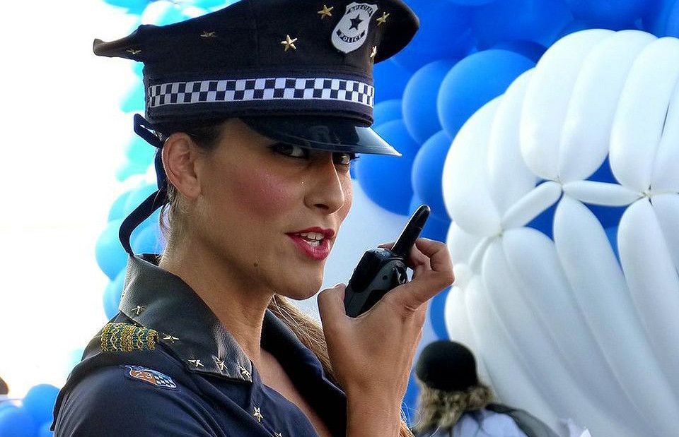 Una chica disfrazada de policía