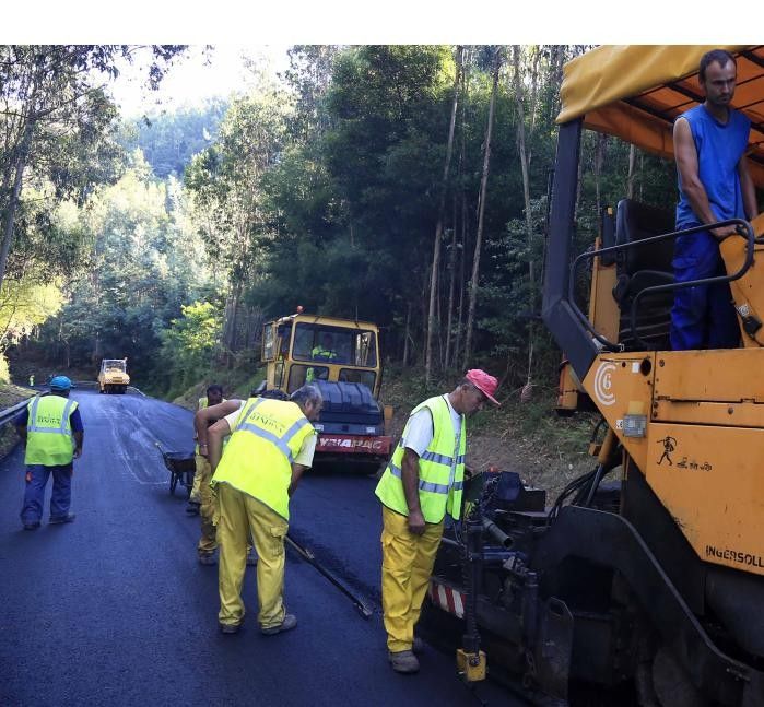 Trabajadores de la construcción en una carretera de la provincia de Pontevedra