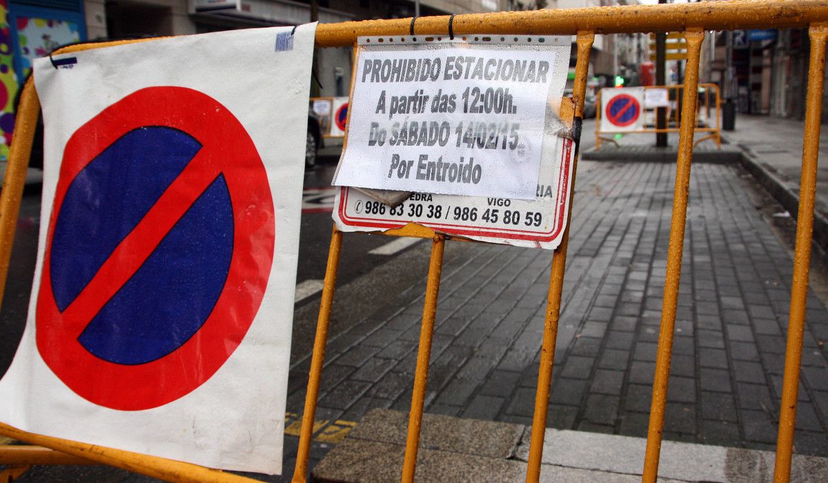 Vallas de restricción de aparcamiento en el recorrido del desfile de Entroido