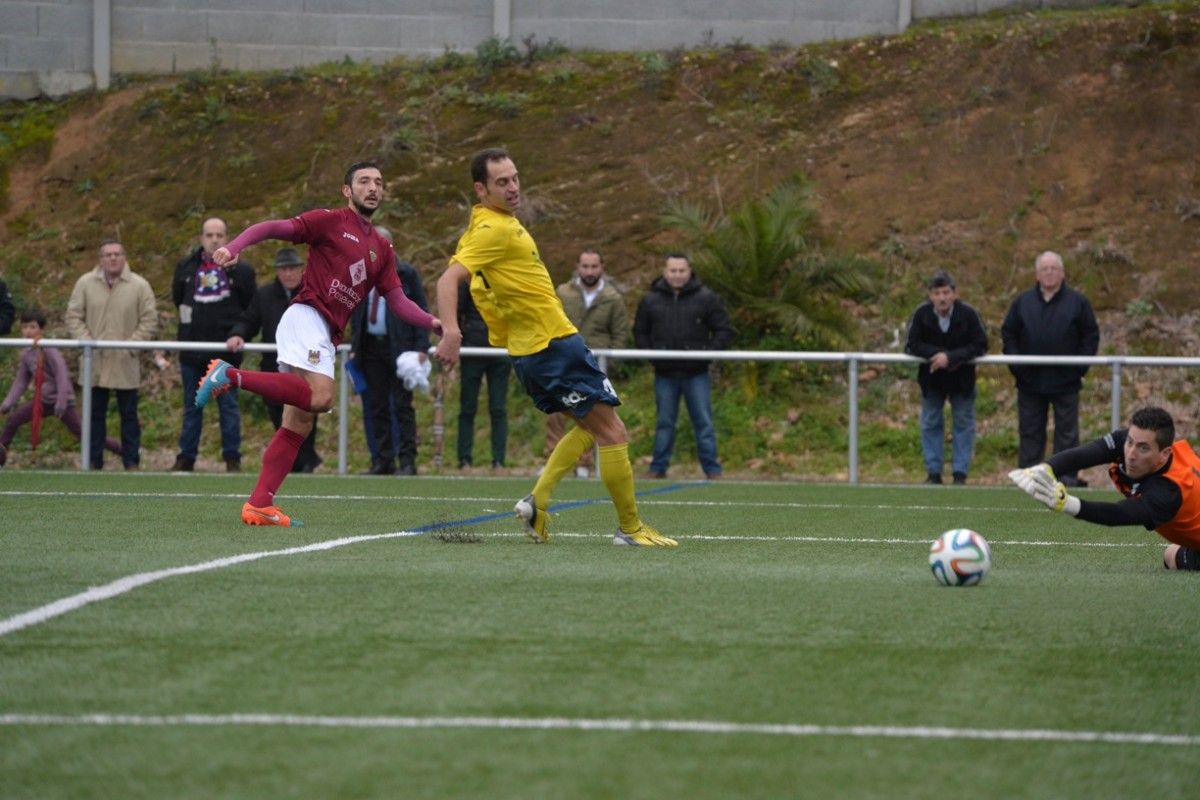 Pablo Carnero consigue con este remate el gol del Pontevedra ante el Xuventú Sanxenxo en Baltar de Arriba