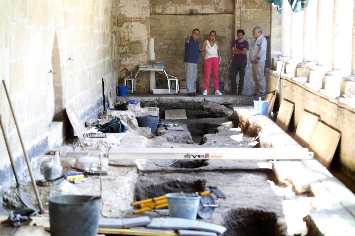 Carmela Silva y César Mosquera visitan las excavaciones arqueológicas en Santa Clara