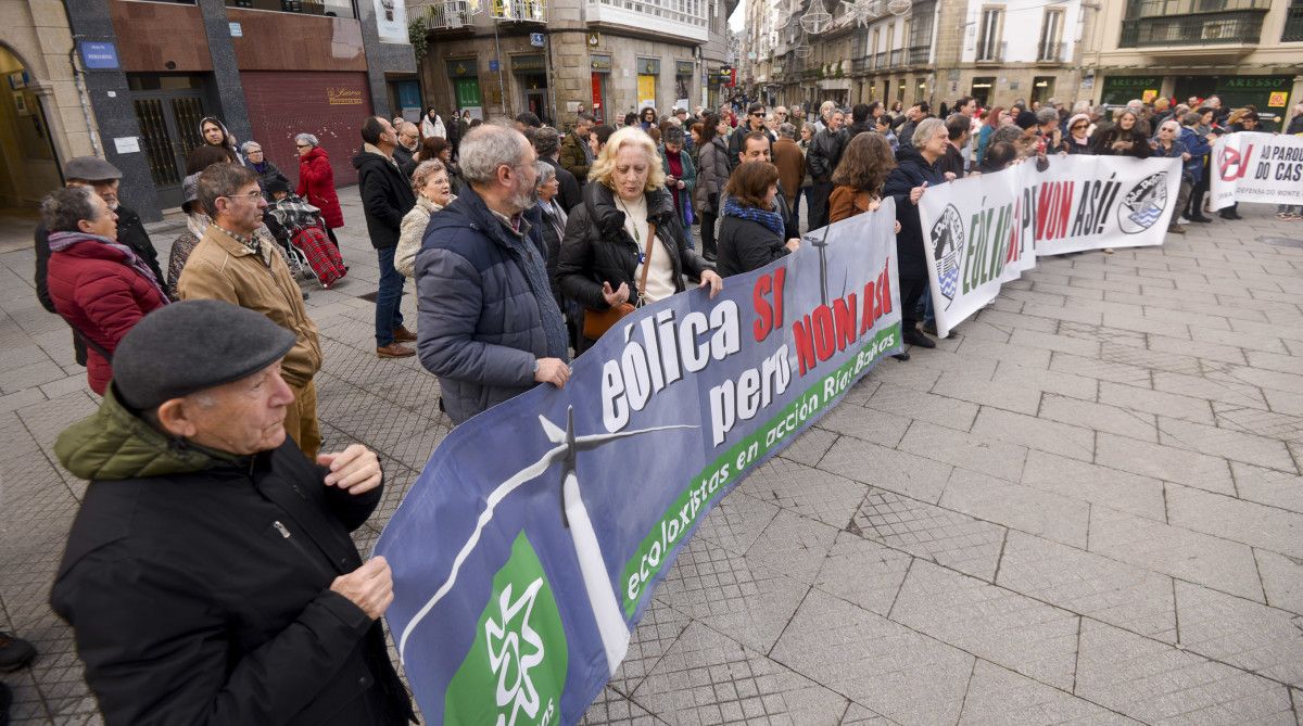 Concentración contra a invasión eólica