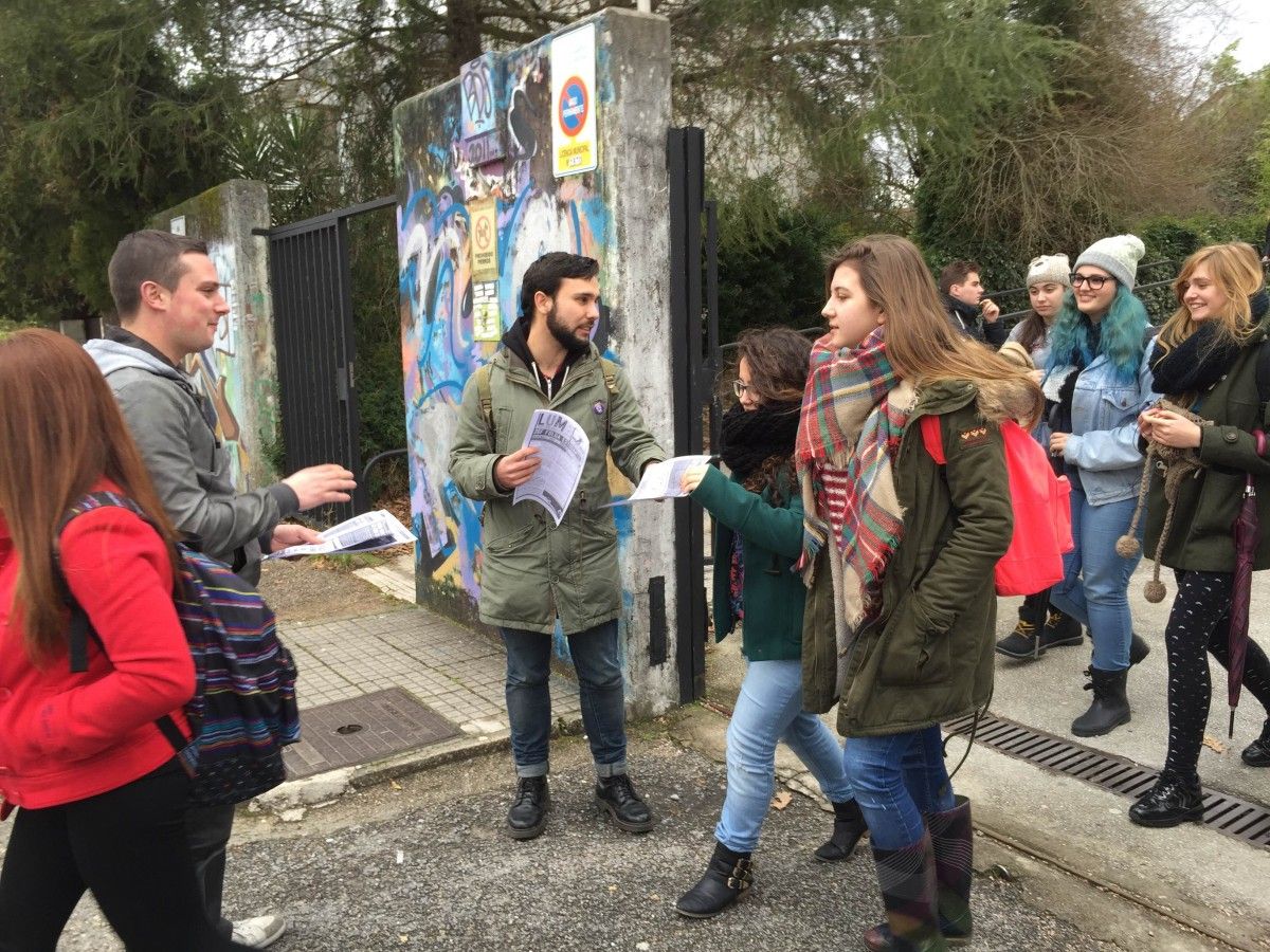 Reparto de panfletos a la salida de las clases en el Instituto de Carril