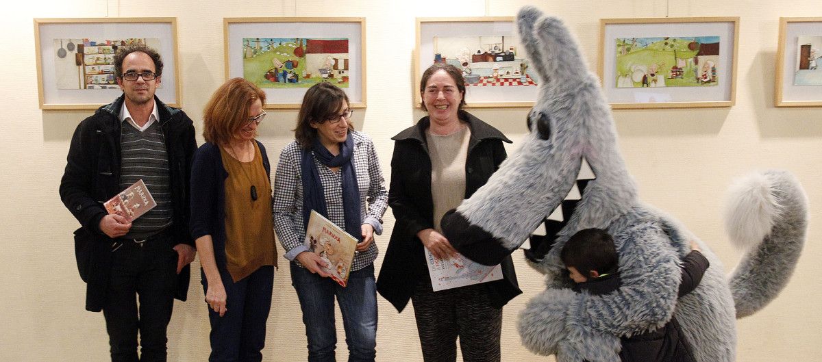 Inauguración da exposición de ilustracións orixinais de Mafalda Milhöes na Biblioteca