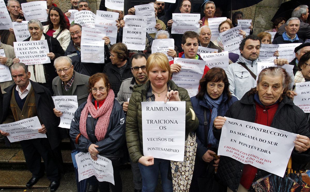 Protesta de la plataforma anti planta de compost antes del Pleno municipal