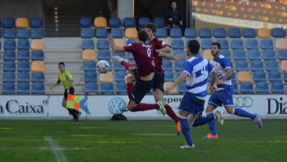 Álvaro Muñiz conecta el remate que supuso el primer gol del Pontevedra frente al Cultural Areas