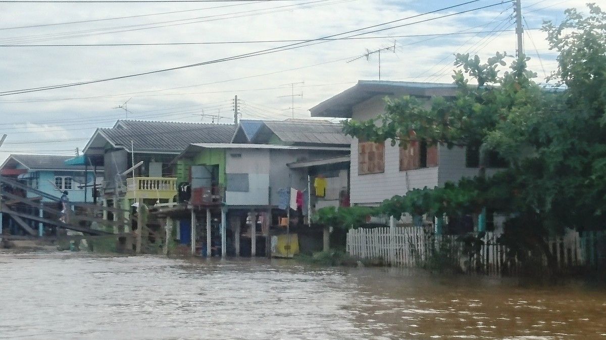 Casas sobre as augas do río Chao Phraya