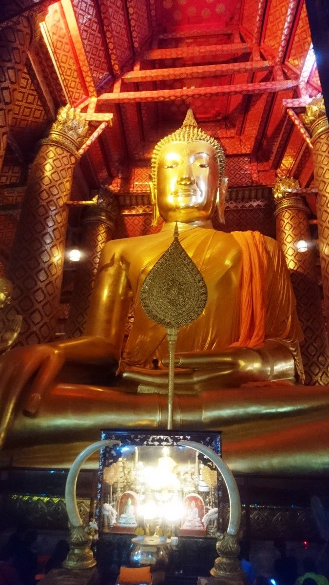 Gran Buda dourado de Wat Phanan Choeng