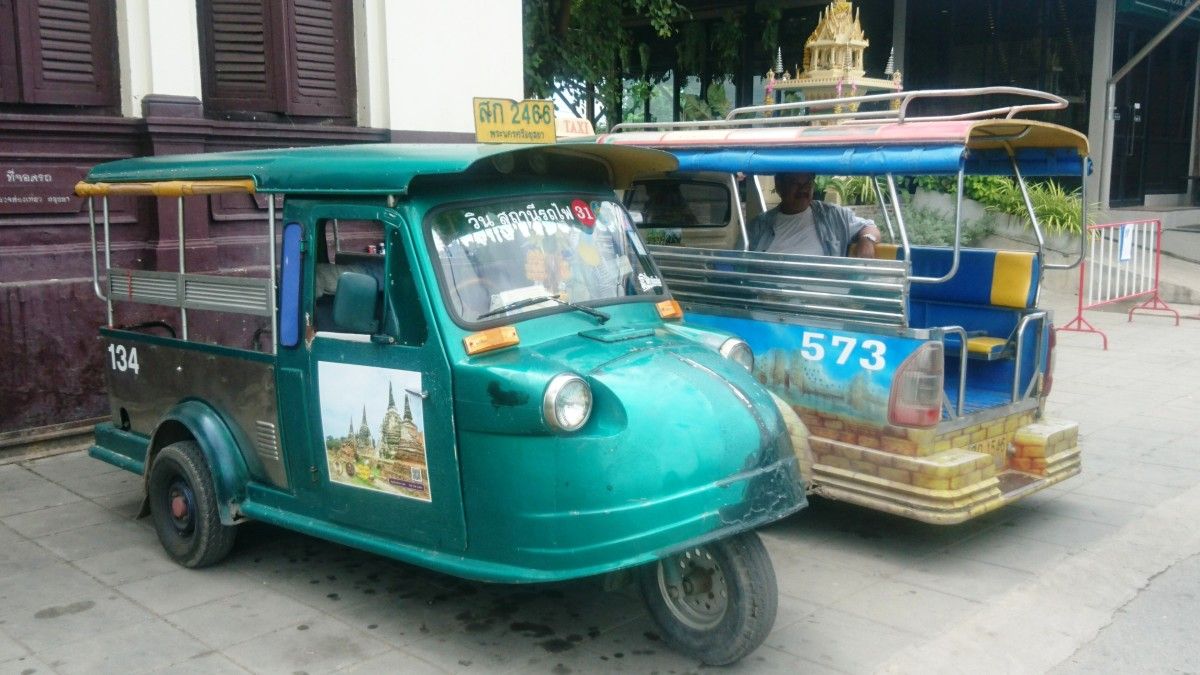 Tuk tuks na estación de Ayutthaya