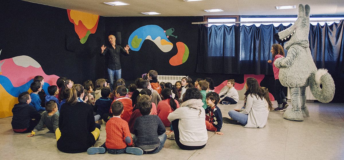 Sesión de cuentacuentos de Pavís Pavós en el Salón do Libro