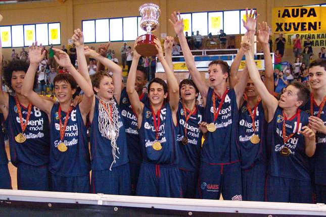 Equipo del Estudiantes celebrando el título nacional infantil en Cambados