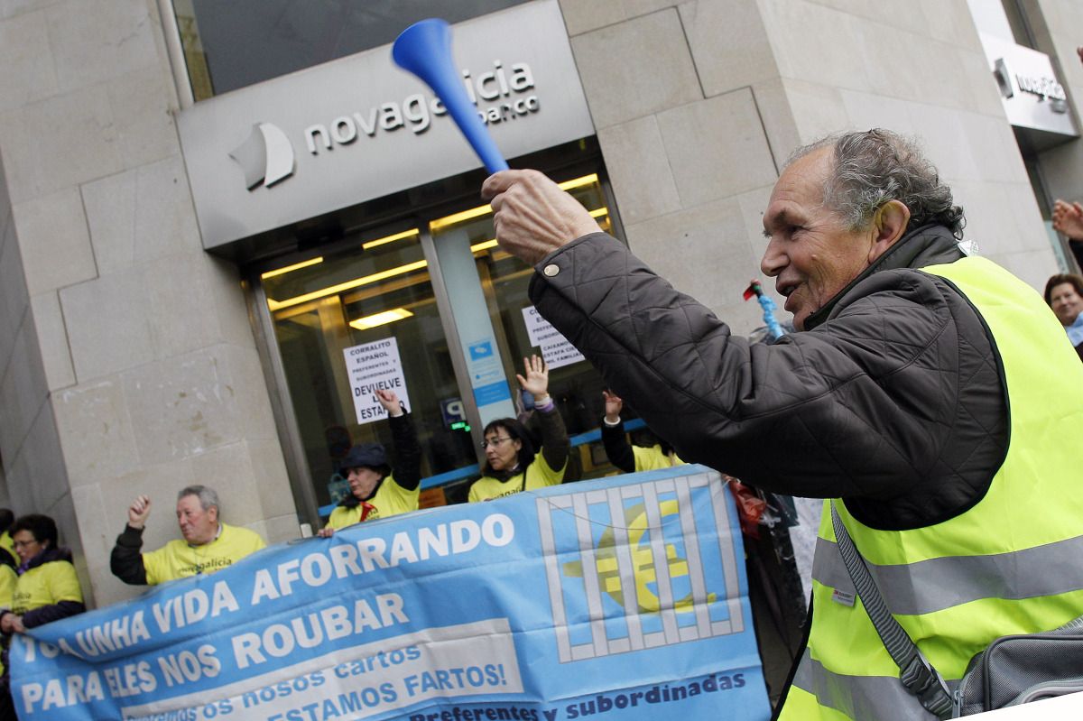 Afectados por las preferentes se disfrazaron de presos por las calles de Pontevedra