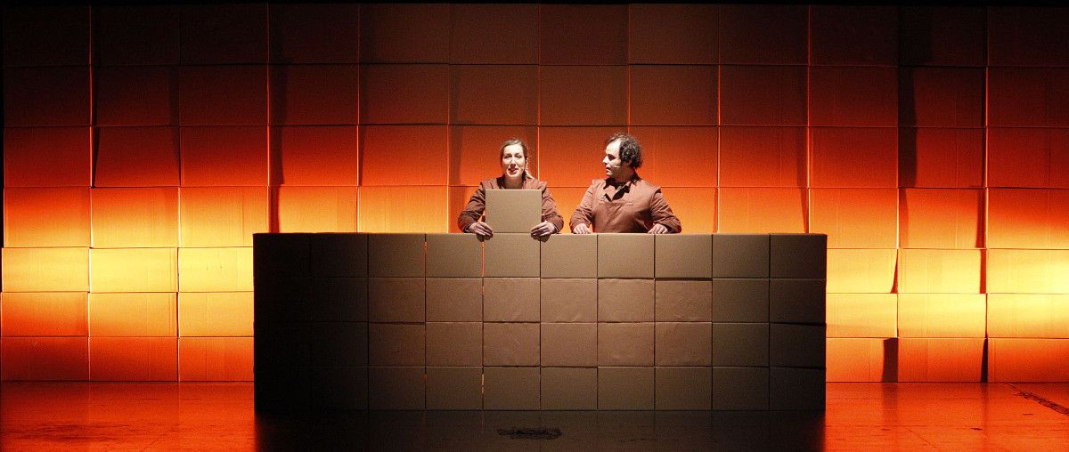 Representación de la obra "Luppo" de Baobab Teatro en el Salón do Libro