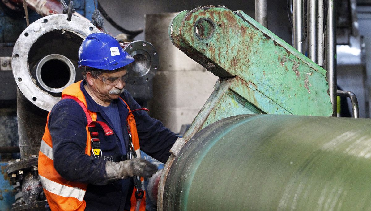 Trabajador en la fábrica de Ence