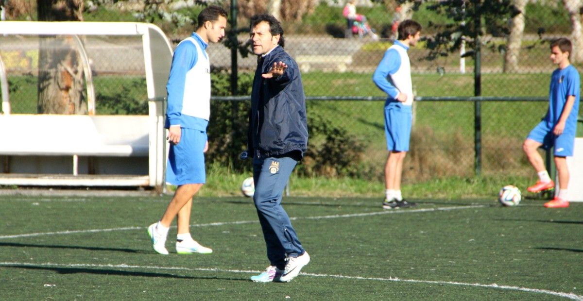 Luisito durante un entrenamiento del Pontevedra en A Xunqueira