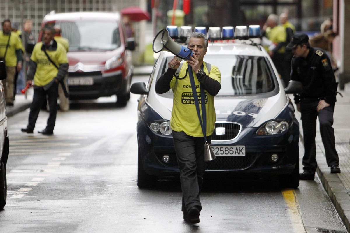 Afectados por las preferentes se disfrazaron de presos por las calles de Pontevedra