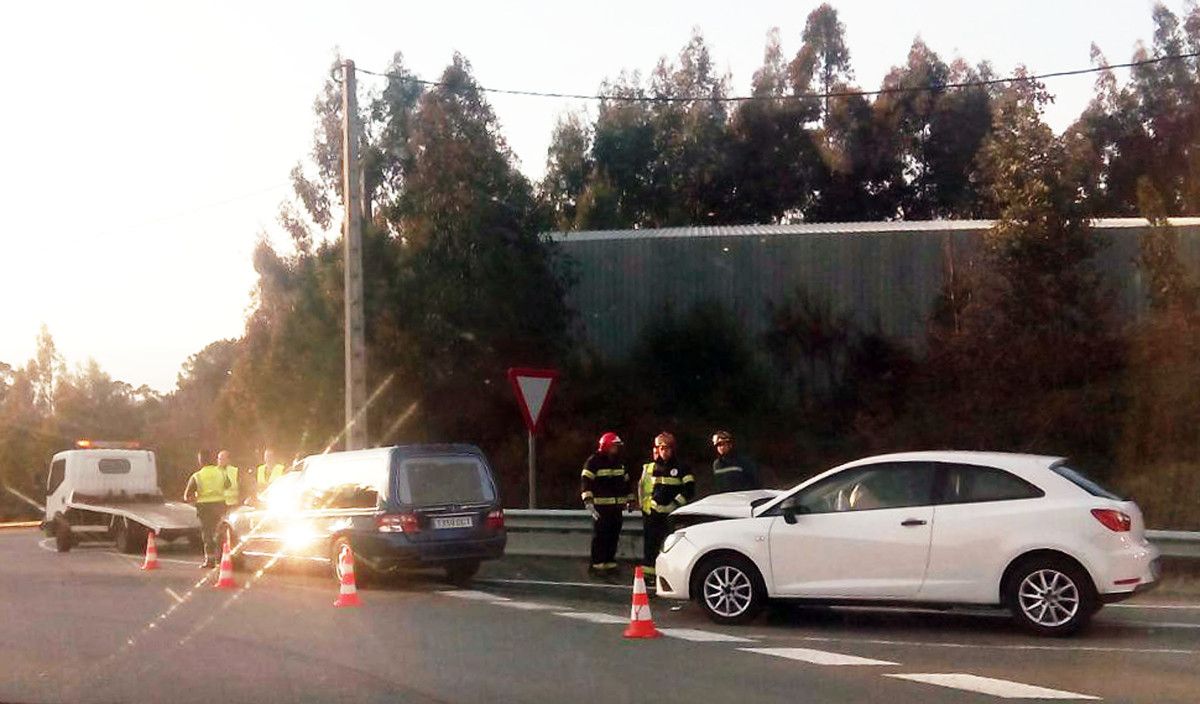 Accidente entre un turismo y un coche fúnebre en Vilagarcía