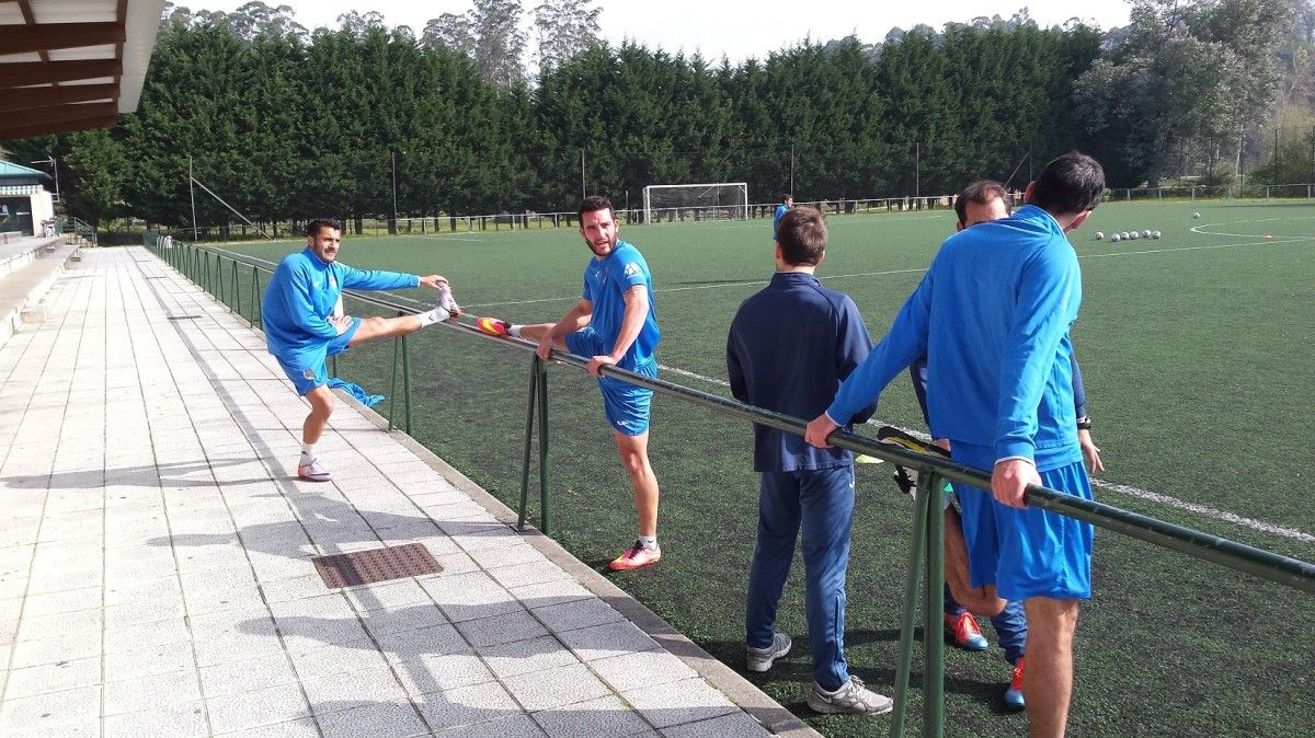 Tubo, Pedro García y Capi (de espaldas) realizando estiramientos este viernes en A Xunqueira