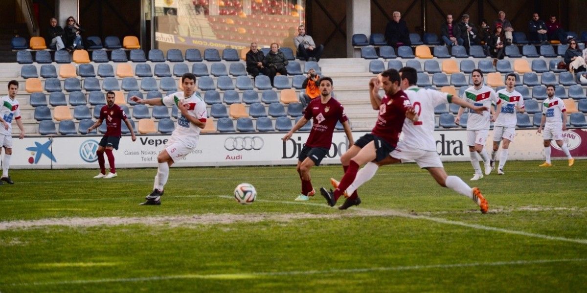 Centrón se anticipa a Iván para marcar el primer gol del partido entre Pontevedra y Laracha en Pasarón