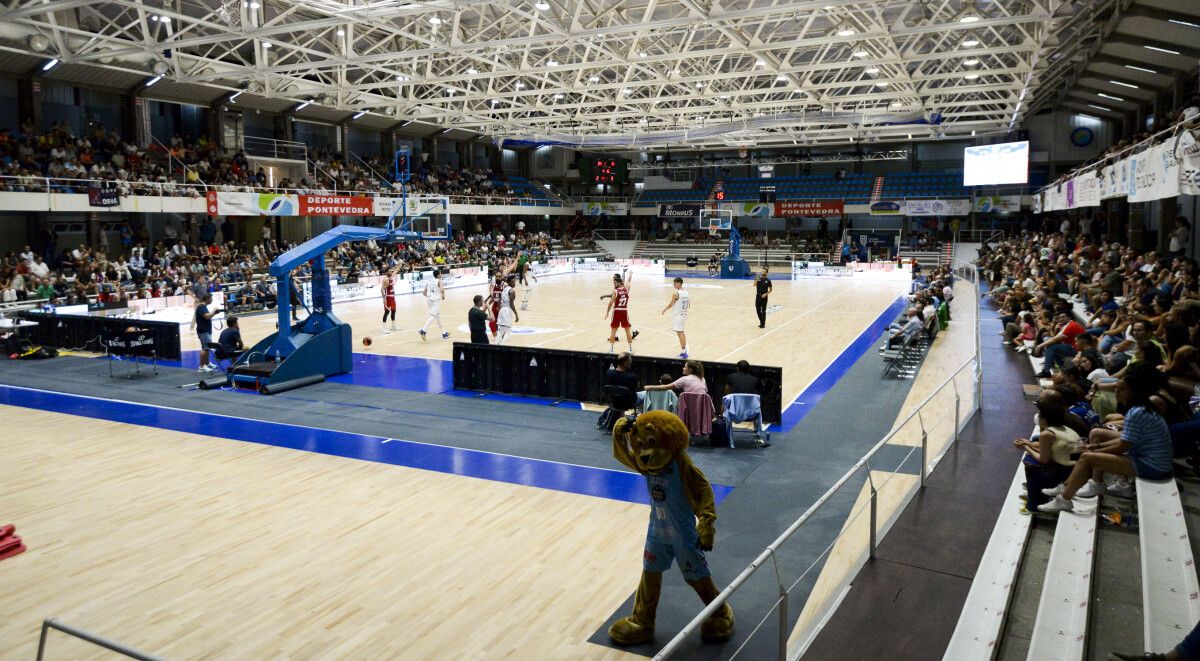 Final del Torneo EncestaRías de baloncesto entre Benfica y Unicaja