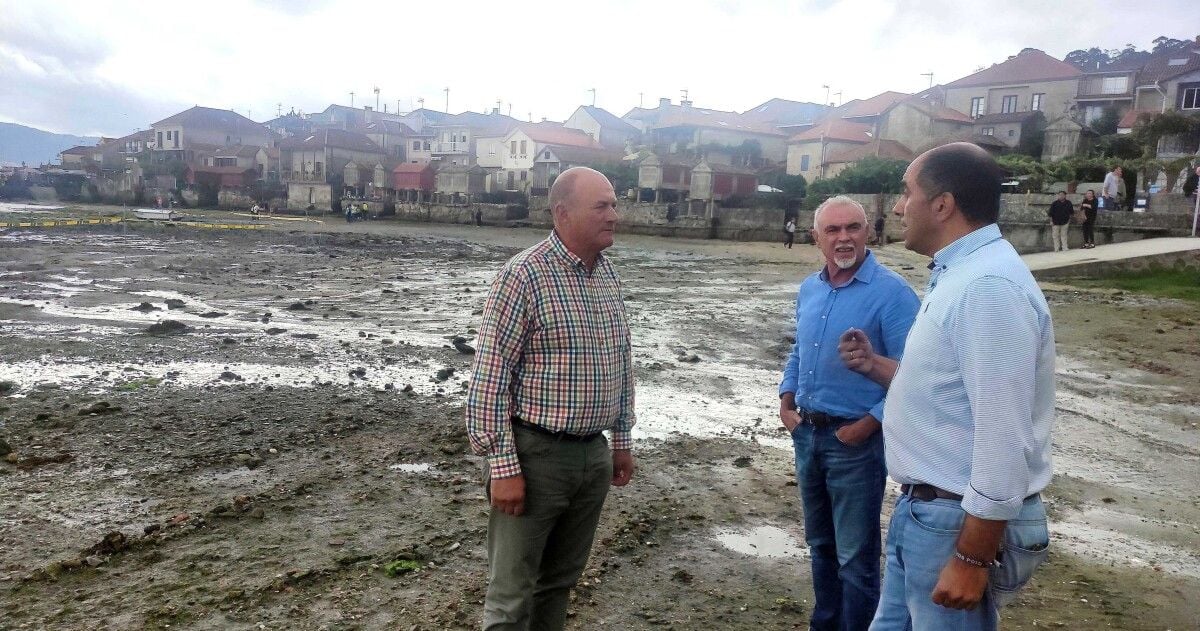 El alcalde de Poio, Ángel Moldes, visita la zona donde se trabajó en el arreglo del colector general de saneamiento