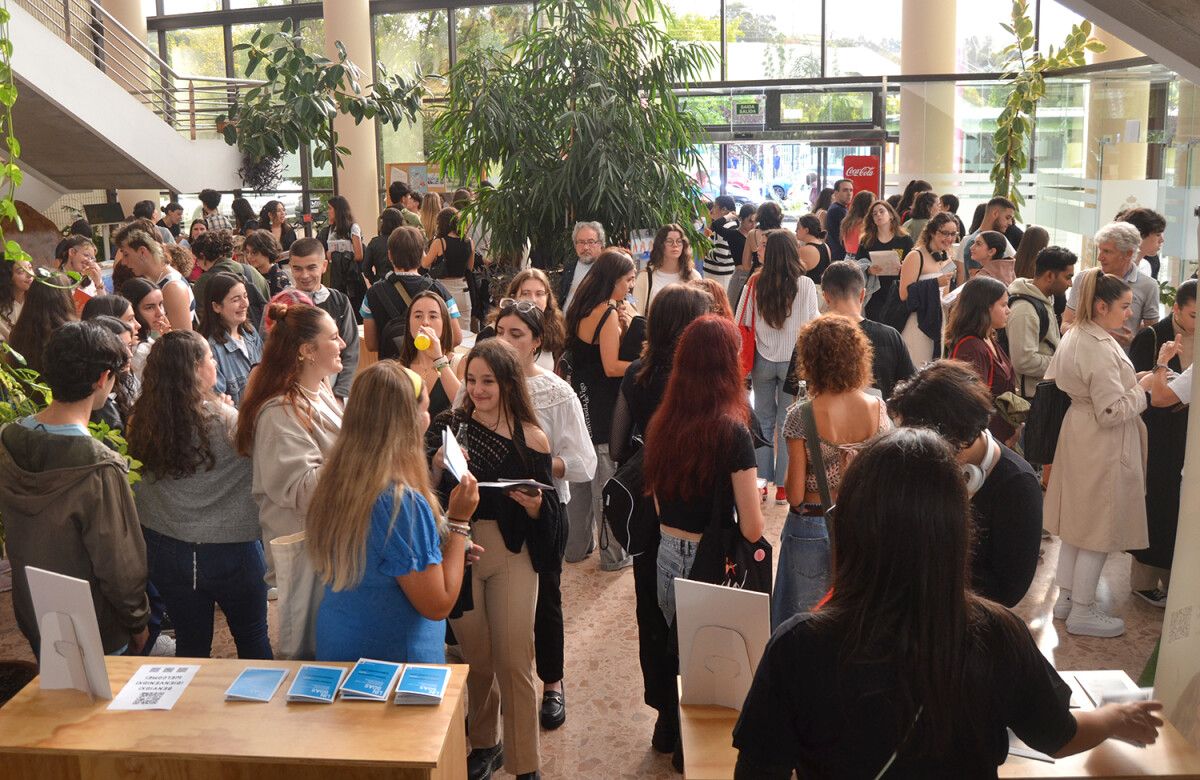 Estudantes no campus de Pontevedra