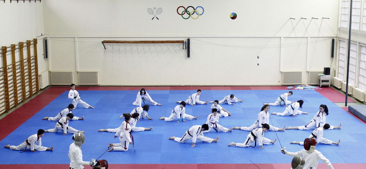 Entrenamientos de esgrima y taekwondo en el antiguo pabellón de la ONCE