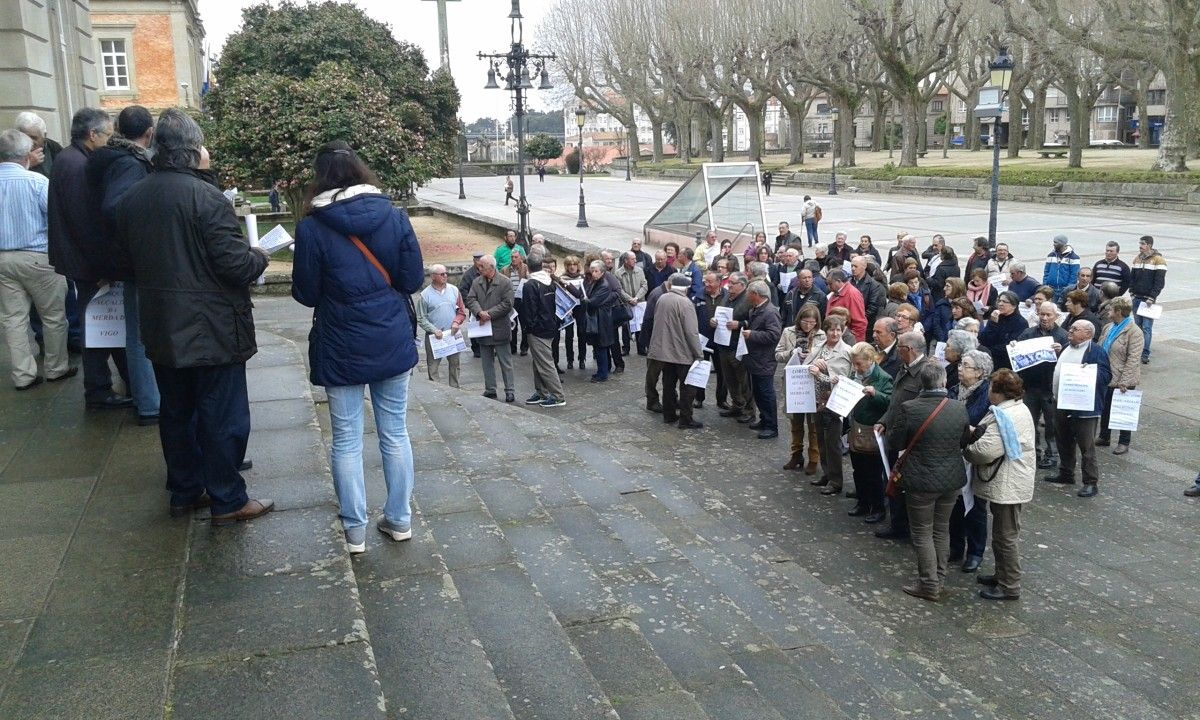 Plataforma 'Residuos Non' ante la sede de la Deputación