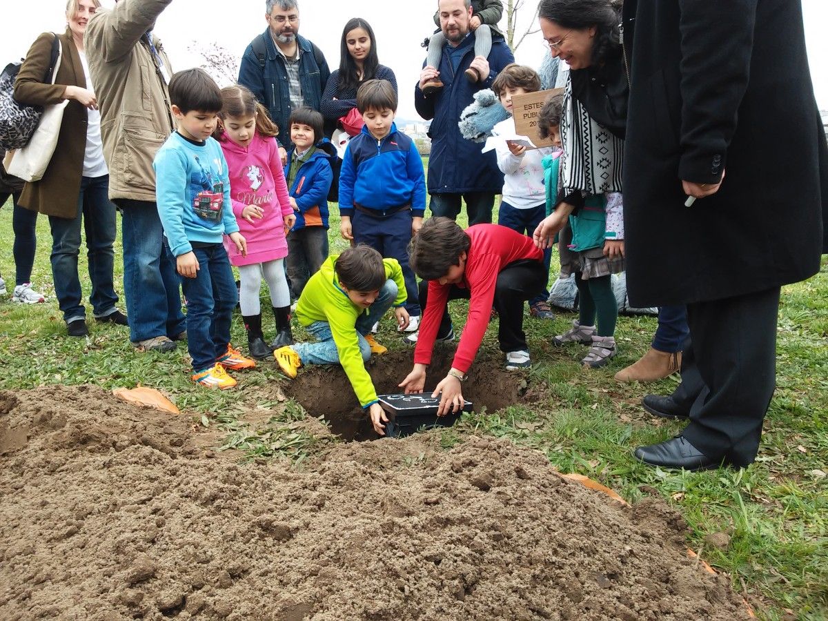 Los niños dejan un depósito de deseos para el futuro dentro de las actividades del Salón do Libro