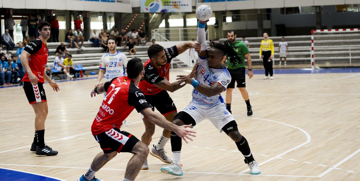 Partido de liga entre Cisne e Ubu San Pablo Burgos no Municipal