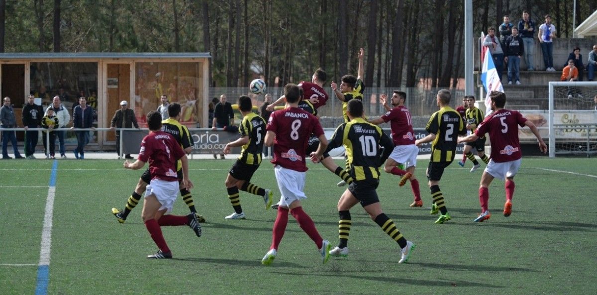 Partido entre Bertamiráns y Pontevedra en Ames