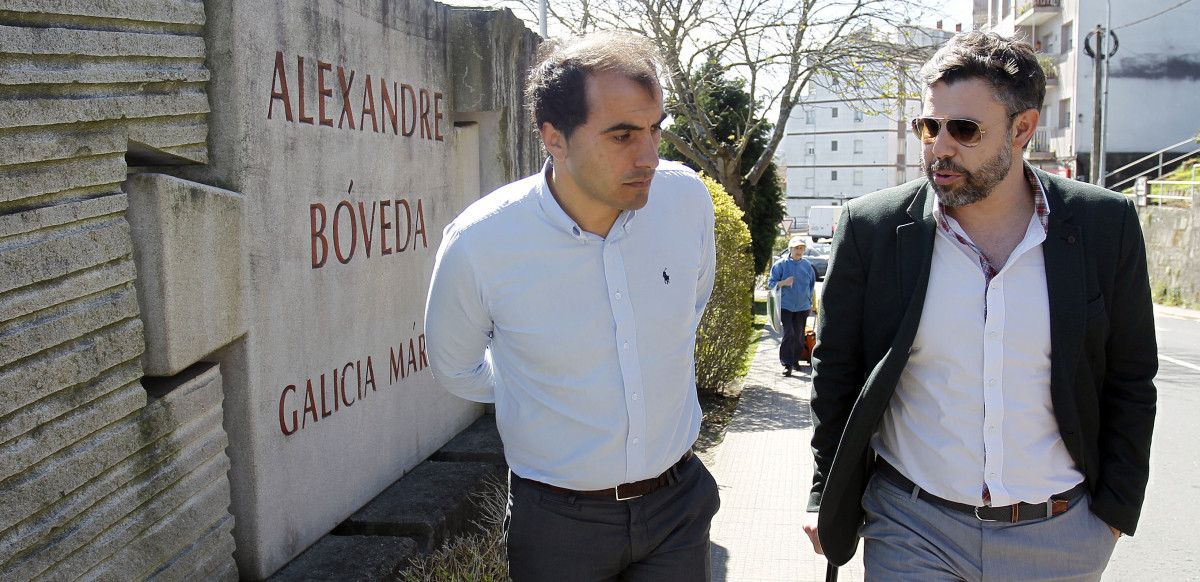 Ángel Moldes y Valentín García Bóveda al lado del monumento en homenaje a Alexandre Bóveda en A Caeira