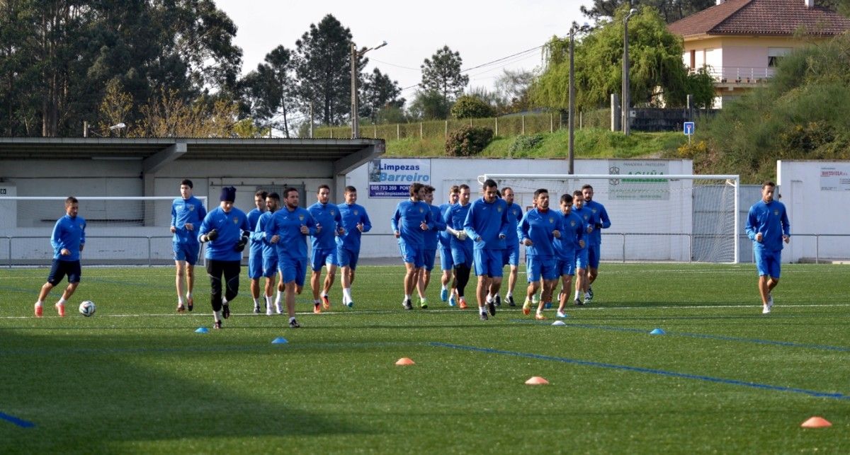 Entrenamiento del Pontevedra celebrado en el campo de O Carrasco en Marcón