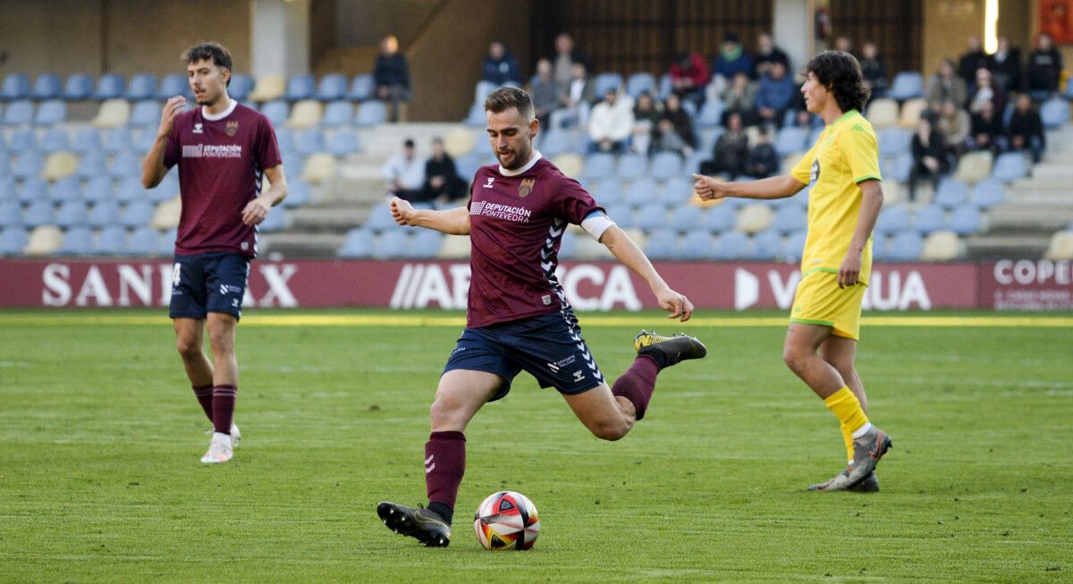 Partido de liga entre Pontevedra y Deportivo Fabril en Pasarón