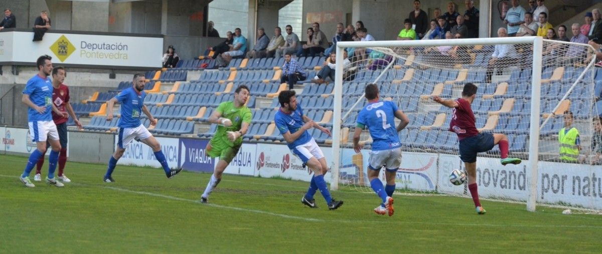 Jorge consigue con este remate el primer gol del Pontevedra sobre el Barbadás en Pasarón