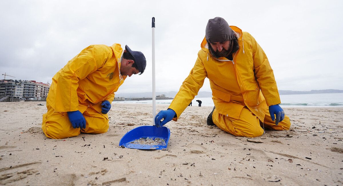 Recollida de pellets na praia de Silgar