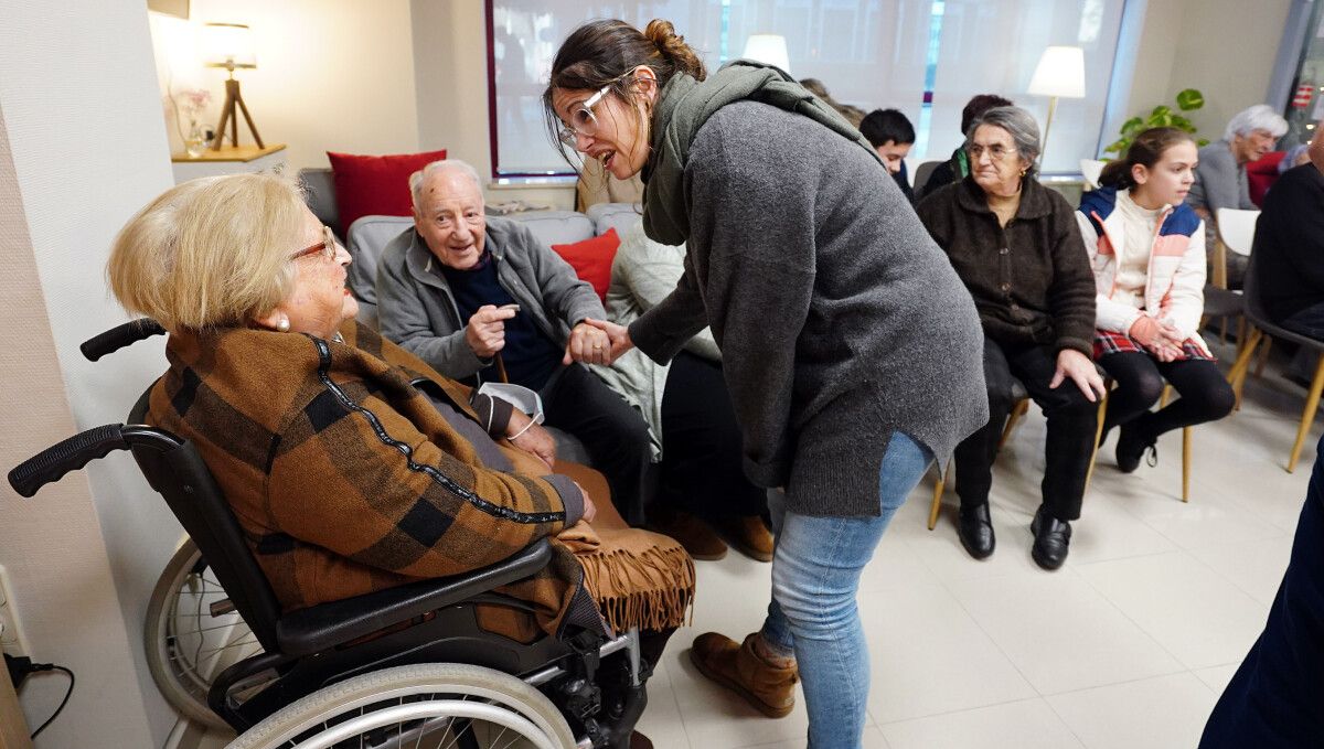 Visita de la concejala de Bienestar Social al Centro de Día Al faRo Mayores