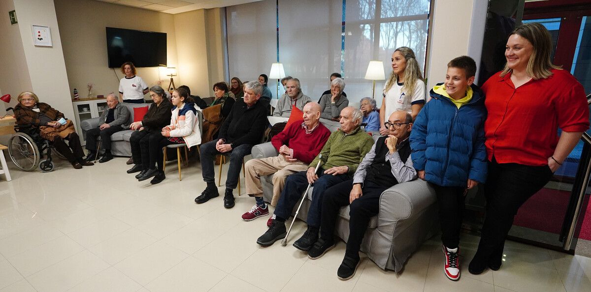 Usuarios y familiares siguiendo el debate