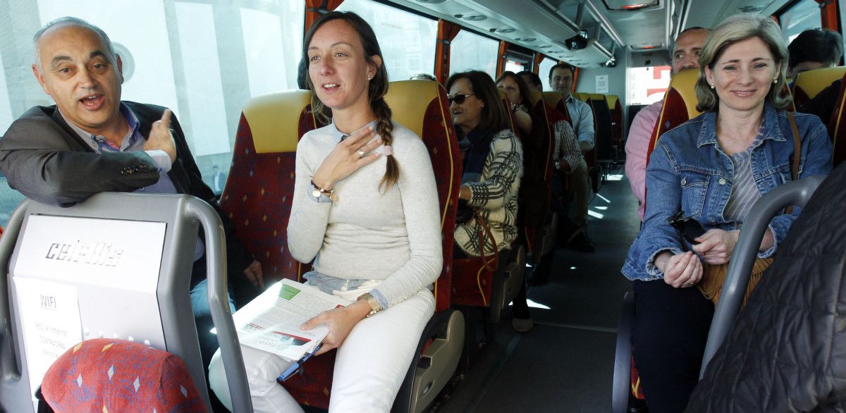 Llegada a Pontevedra del autobús electoral del PSOE