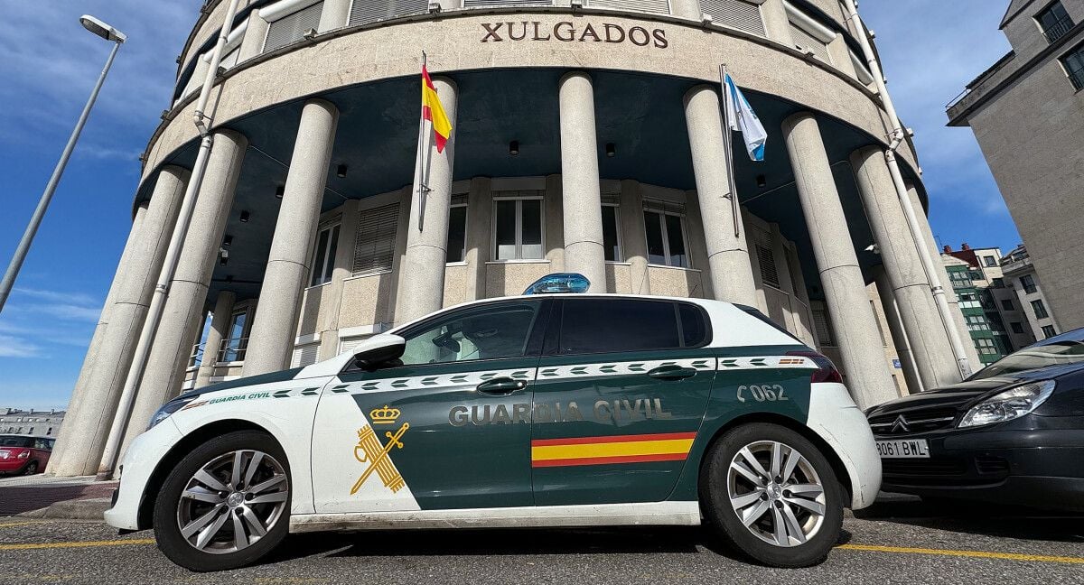 Patrulla de la Guardia Civil en los juzgados de A Parda