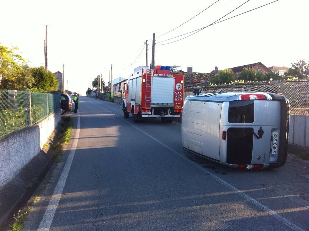 Furgoneta volcada en Dadín, Sanxenxo