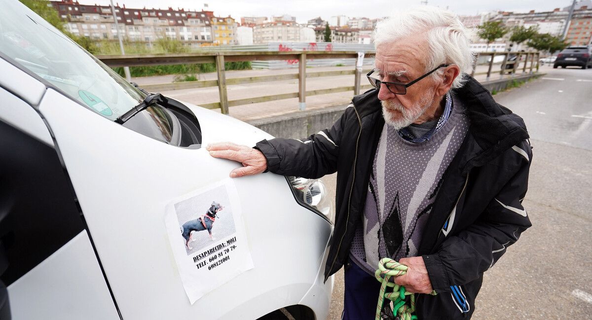 Gunter, na súa autocaravana cun cartel para buscar a Molly