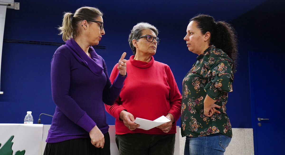 Estela Eirín, y Mari Carmen Tenorio, representantes de la plataforma, con Belén Rodríguez, secretaria ejecutiva de ADEGA