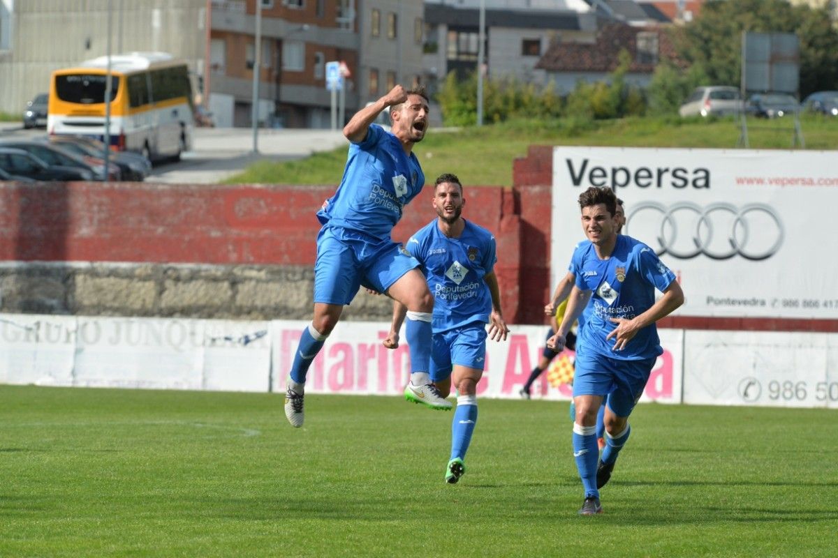 Mouriño celebra el gol que significaba el empate a uno en el Arosa-Pontevedra en A Lomba