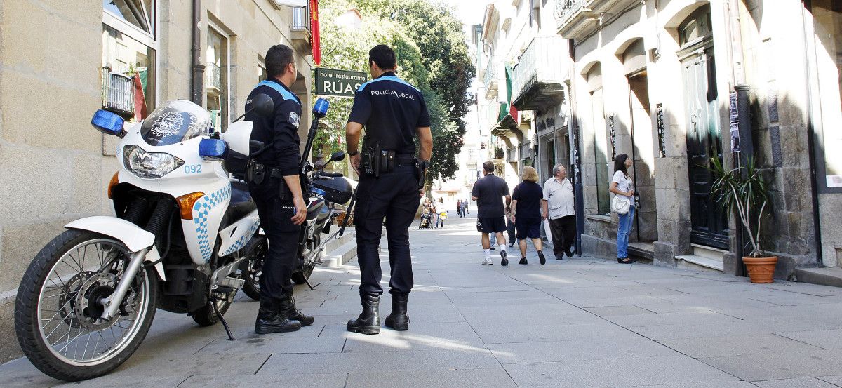 Policía Local de Pontevedra en la calle Sarmiento, en el centro histórico