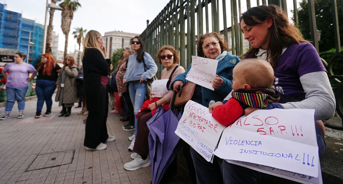 Concentración feminista delante del Punto de Encuentro Familiar en la avenida de Vigo